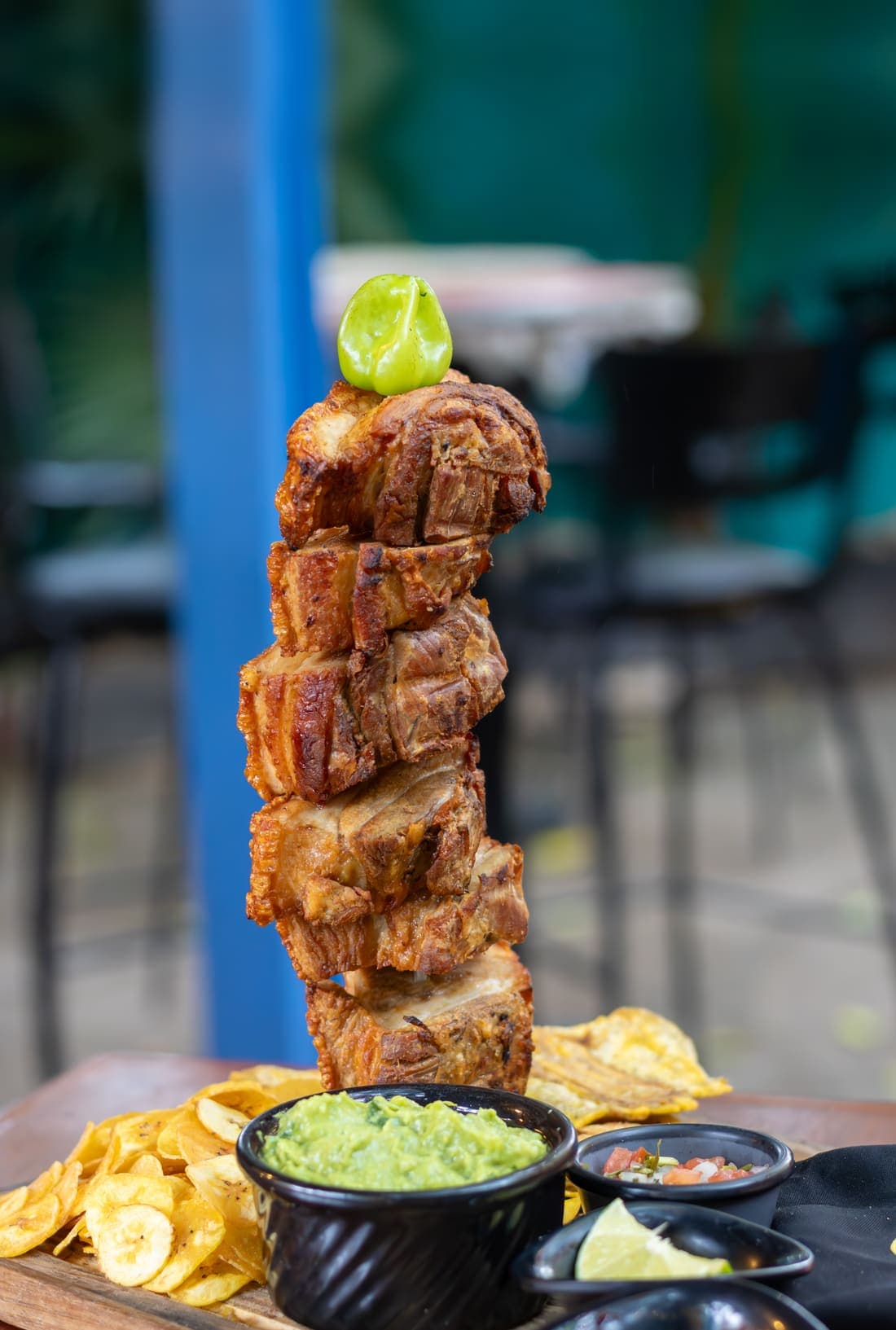 Castacón: Para taquear y compartir · Con tortillas hechas a mano, patacones, chips de plátano, guacamole y ají caseros.