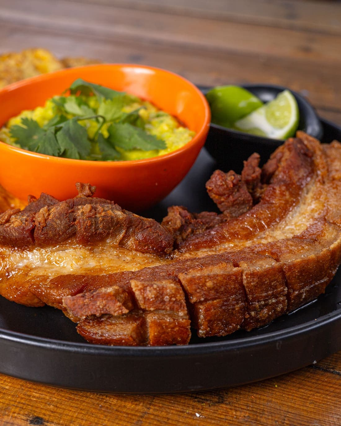Chicharrón Trancao: Truena al morderlo, carnoso por dentro: chicharrón • patacones dorados • guacamole cremoso.