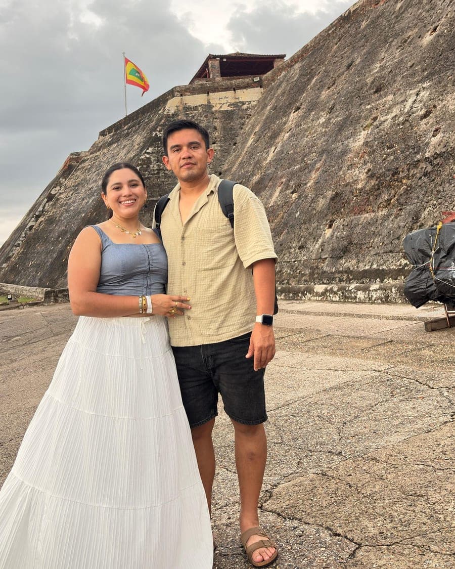 Los dos frente a la muralla del Castillo de San Felipe de Barajas, en Cartagena