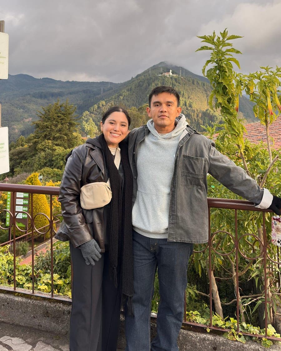 Abrigados en Monserrate, con los cerros de Bogotá detrás