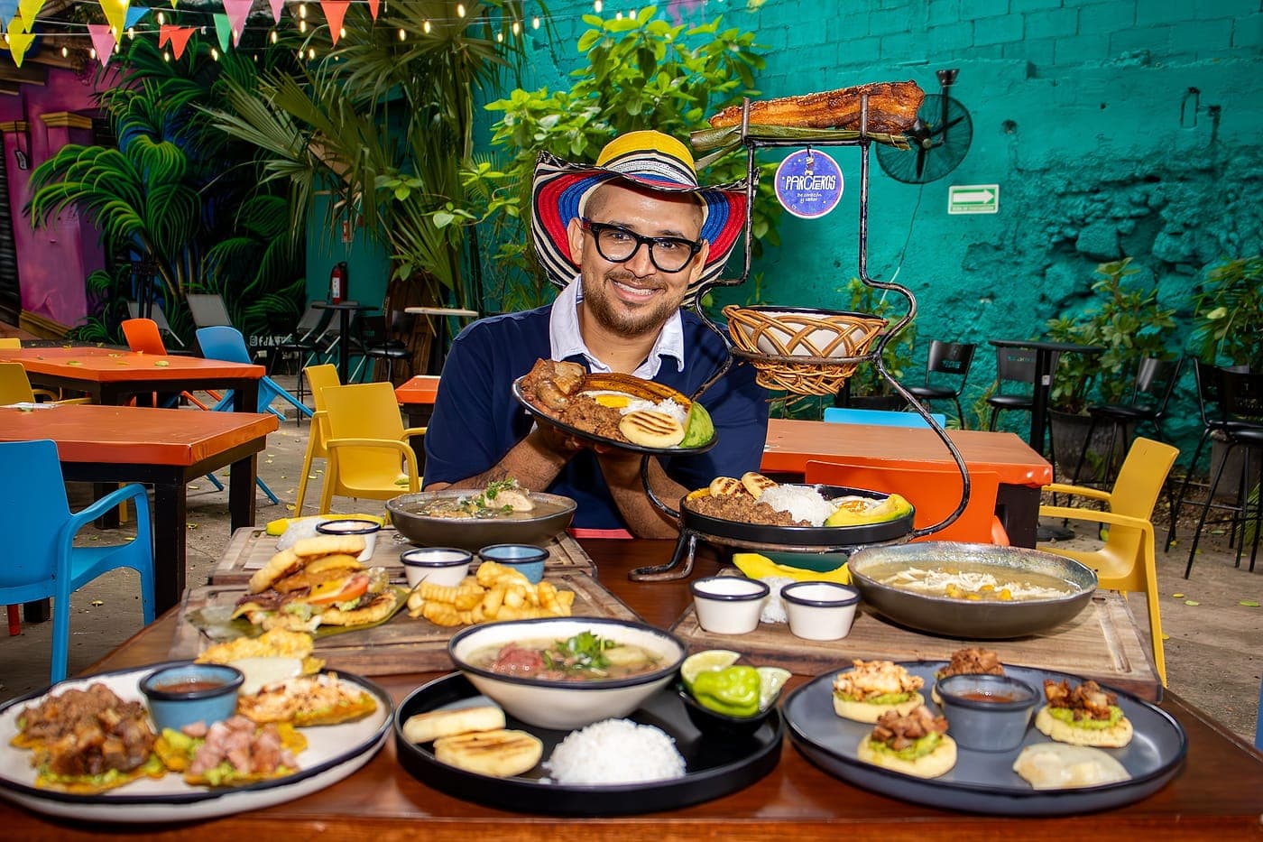 Mesa servida con varios platos colombianos, vista desde arriba.