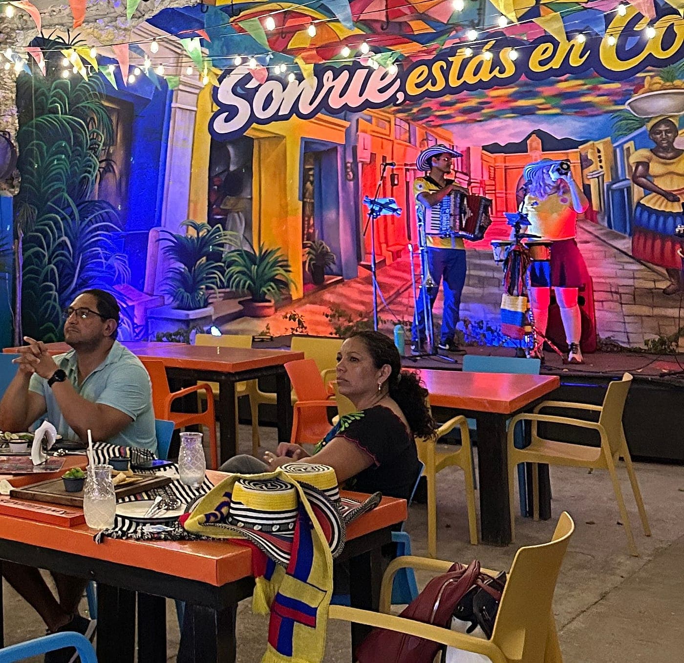 Música en vivo una noche en la terraza de Parceros.