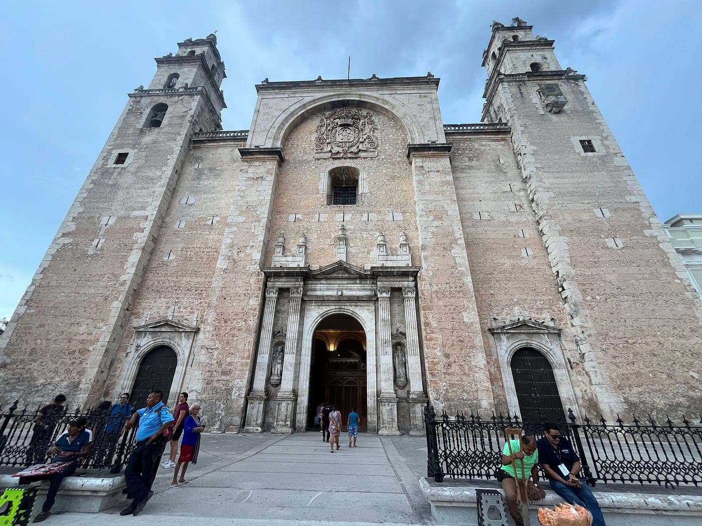 La fachada de piedra de la Catedral de San Ildefonso, con sus dos torres y la portada central.