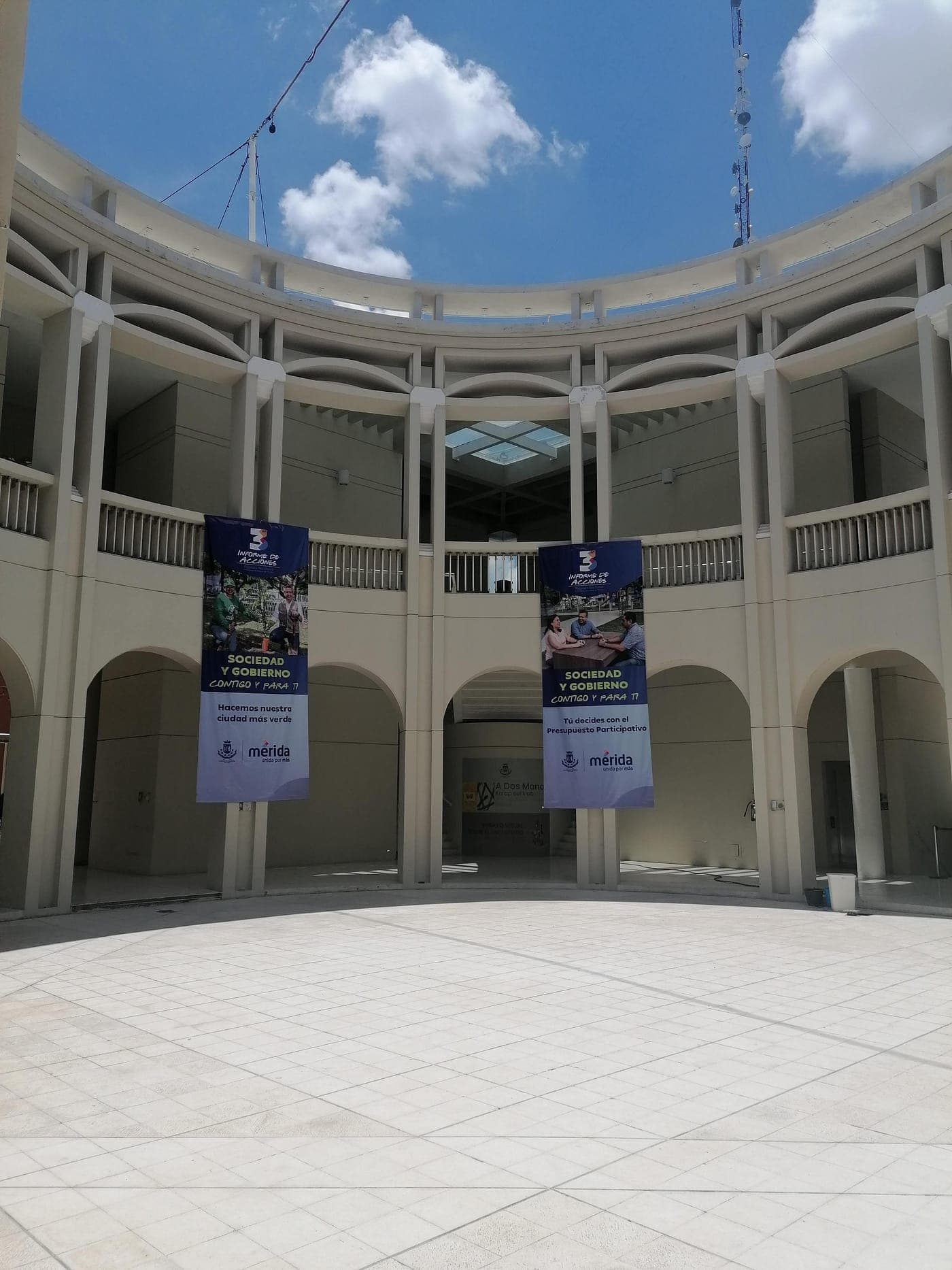 El patio circular del Centro Cultural Olimpo, con sus arcos blancos y la cubierta de cristal.