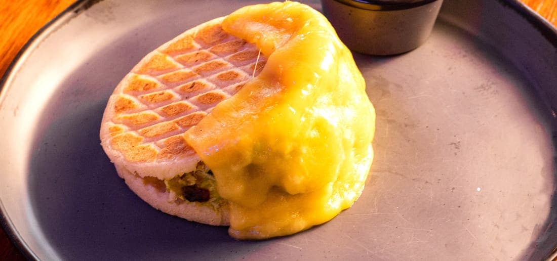 Arepa Paisa: Con aguacate cremoso y queso, apretados dentro de la arepa.