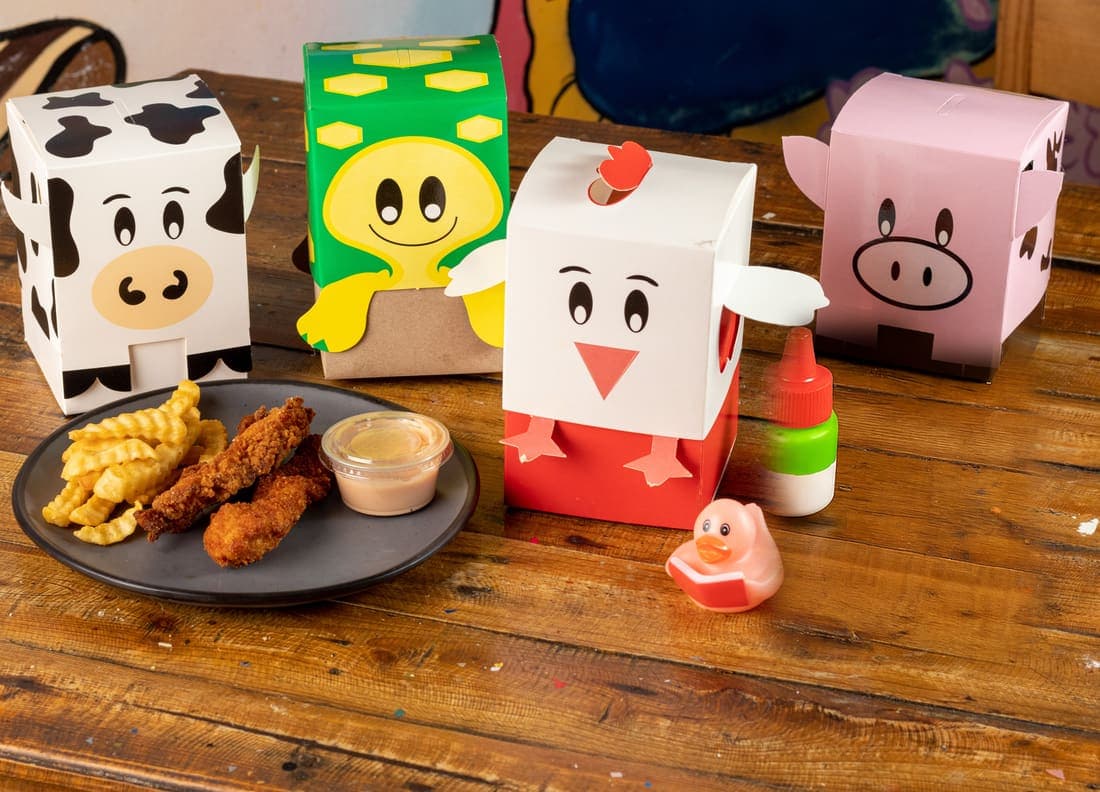 Cajita Parceritos: Tiras de pollo, papas fritas y dulce pelón, en su cajita de animalito.