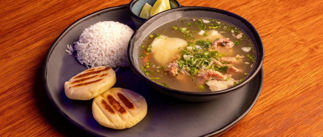 Caldo de Costilla: Costilla cocinada durante horas hasta desprenderse del hueso, en un caldo claro lleno de sabor.