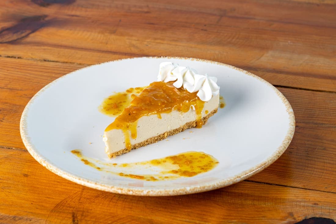 Cheesecake de Temporada: Cremoso, con la fruta colombiana de la temporada: maracuyá, lulo o la que esté en su punto.