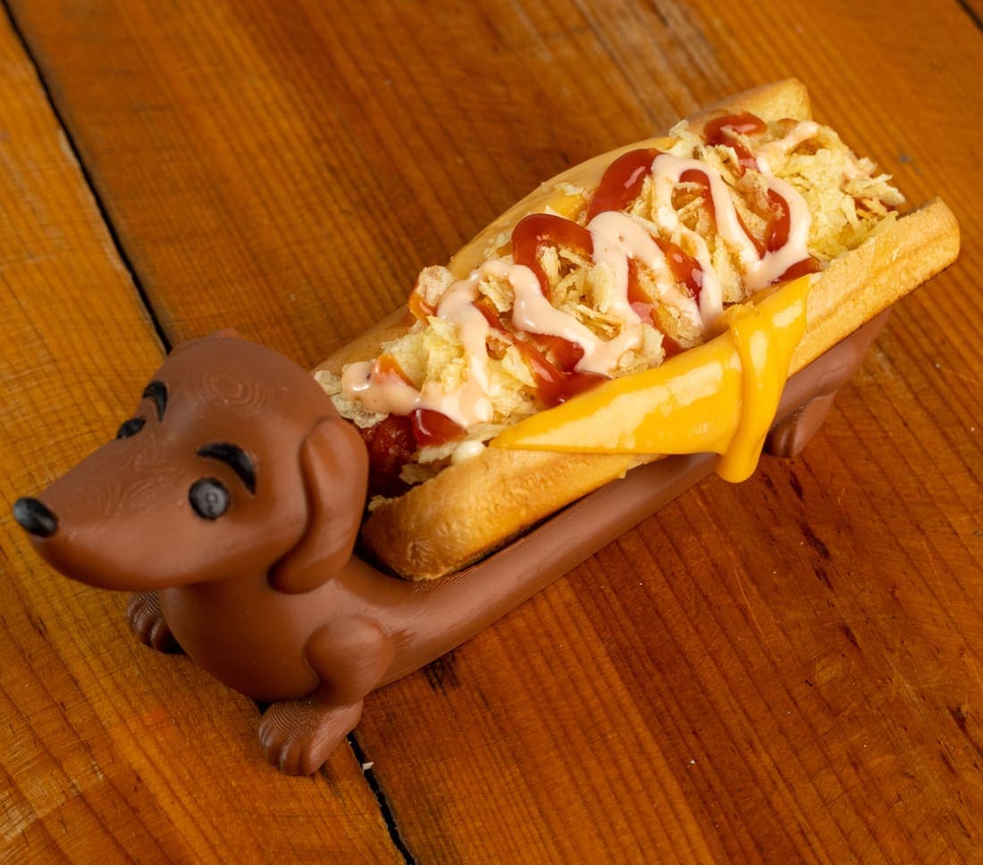 Perrito Valiente: Salchicha en pan suavecito con queso americano, papitas trituradas, ketchup y salsa rosada.