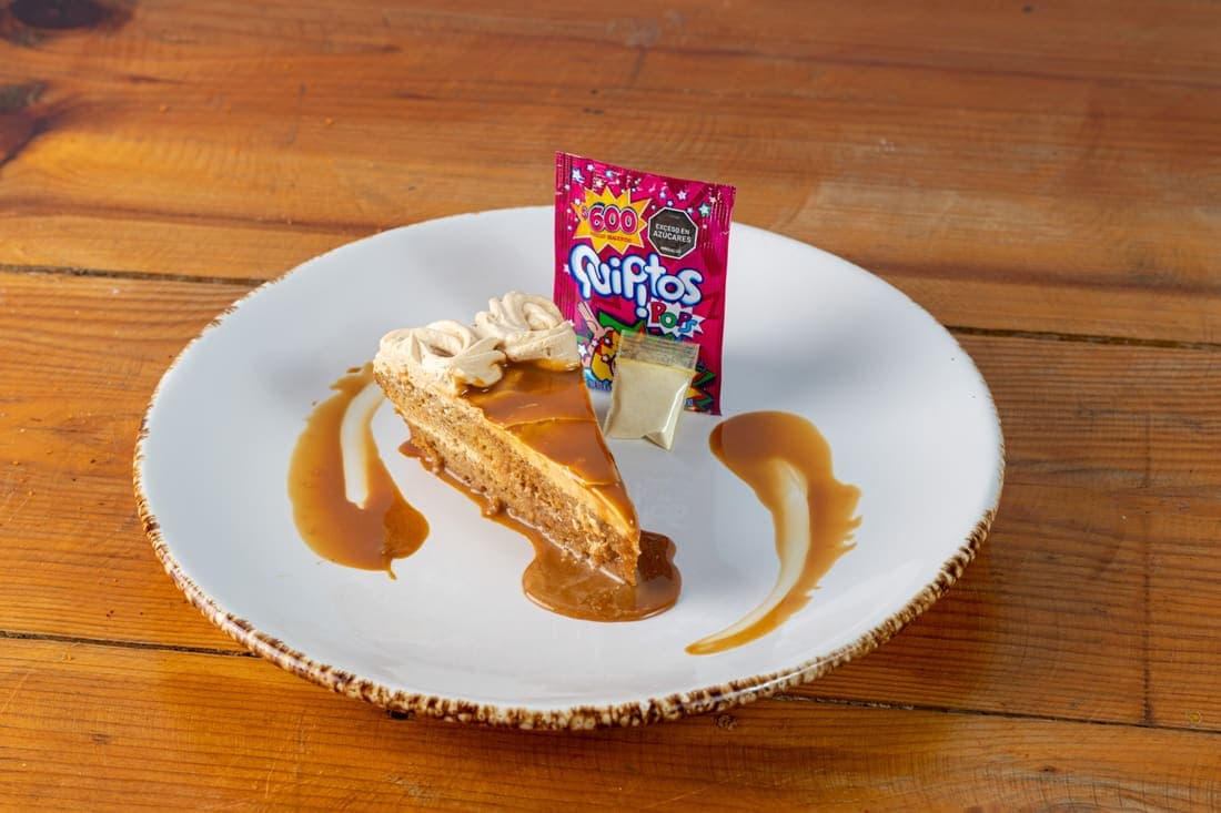 Polvos Mágicos: Tres leches suave y húmedo bañado en arequipe cremoso y Quipitos explosivos